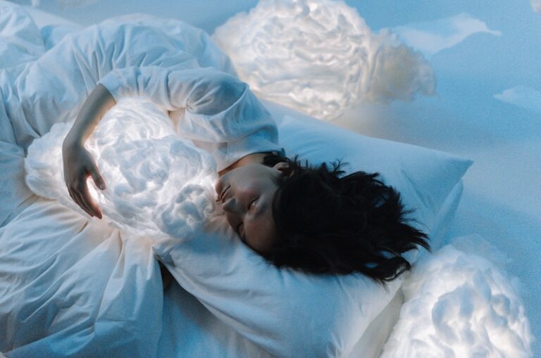 解放夜晚的呼吸：睡眠窒息症與呼吸機的奇幻故事