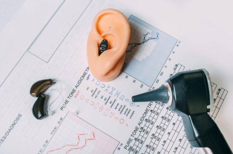 聽力世界：深入了解助聽器價格和耳鳴的影響